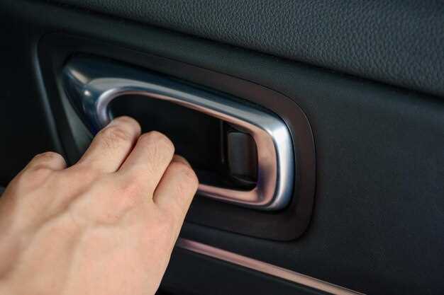 Подготовка к снятию ручки и снятие обшивки двери