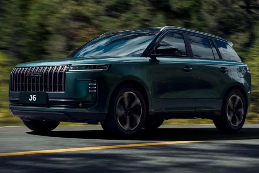 Почему JAECOO J6 выделяется на фоне привычных городских автомобилей